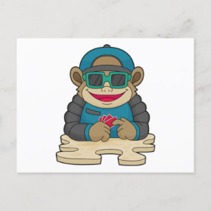 Mono en Poker con tarjetas de póker y gafas de sol