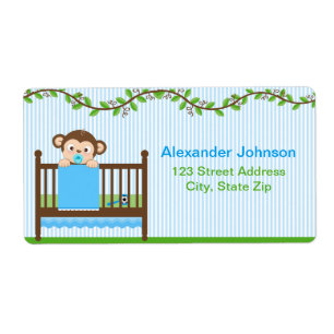 Mono pequeño en un niño de cuna con etiquetas de e