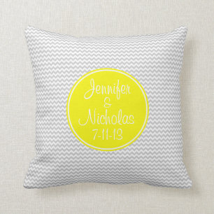Monograma amarillo con la almohada gris de Chevron