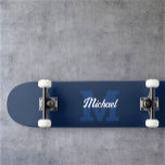 Monograma caligrafía vintage Marina Skateboard azu<br><div class="desc">Monograma audaz combinado con caligrafía vintage.</div>