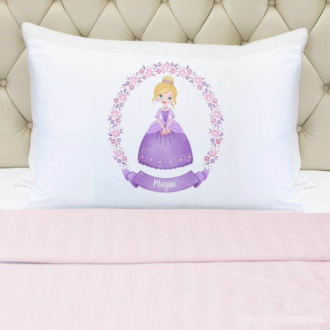 Monograma Chica Princesa funda de almohada (A cute girls purple princess pillowcase. Personalize it with your girls name. So cute for her bed.)