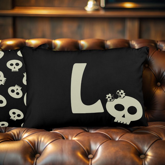 Monograma de cráneo cúbico negro Almohada acento d (A cute girly skull pillow to add your initial to. Perfect for your Halloween home decor)