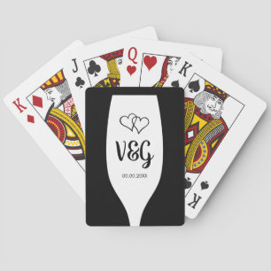 Monograma de cristal de vino jugando a las cartas 