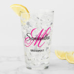 Monograma de la dama de honor negro y rosa calient<br><div class="desc">Un monograma personalizado y jovial con un guión de caligrafía elegante emparejado en rosa caliente y negro. Crea tu propio vaso de bonito regalo para una dama de honor. Personalizar los colores del tipo de letra para que coincidan con la paleta boda. El florecimiento de la fantasía que forma parte...</div>