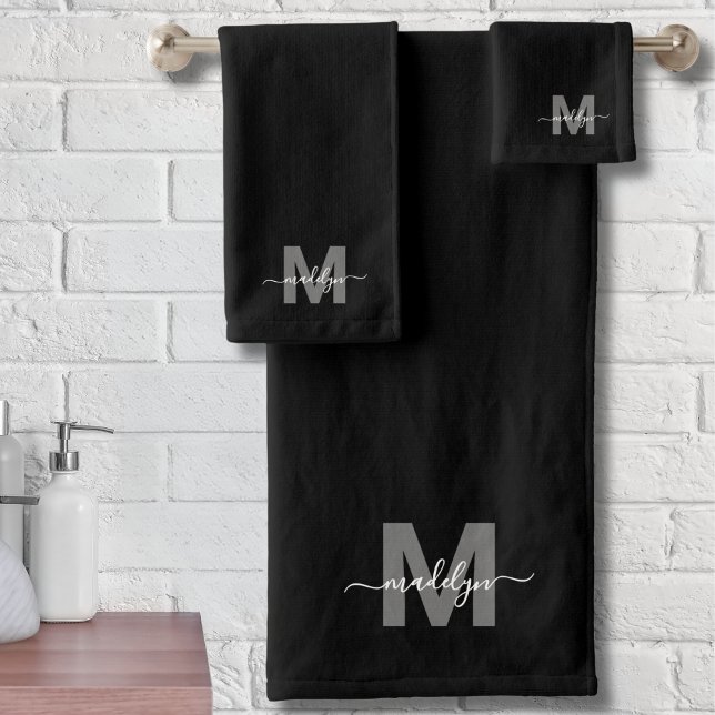 Monograma de nombre de guión moderno blanco negro (Black White Modern Script Name Monogram Bath Towel Set)