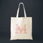 Monograma de nombre personalizado en bolsa de tote<br><div class="desc">Monograma de nombre personalizado en bolsa de tote | Color rosa coral. Elegante diseño de logotipo con iniciales de letras monocromáticas. Idea de regalo vintage para novias,  chicas de flores,  criadas de honor y damas de honor para bodas.</div>