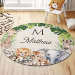 Monograma de nombres personalizados de animales de<br><div class="desc">Presenta un toque caprichoso a tu vivero con nuestro Safari Baby Animals Nombre Personalizado Nursery Area-Rug, donde cada detalle está impregnado del encanto de lo salvaje. Esta exquisita alfombra cuenta con un delicioso conjunto de animales para bebés de safari y exuberantes hojas tropicales, todas representadas en una suave acuarela. Diseñado...</div>