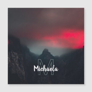 Monograma de nubes, niebla y montañas quemadas