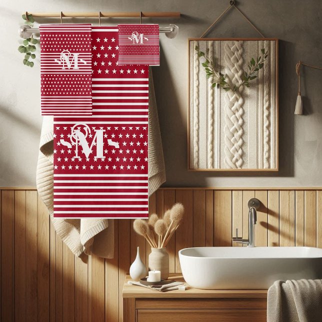 Monograma del Día de la Independencia Blanca y Roj (Red White Independence Day Stars & Stripe Monogram Bath Towel Set)