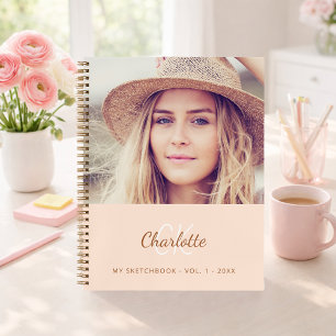 Monograma del libro de esbozo con foto de melocotó