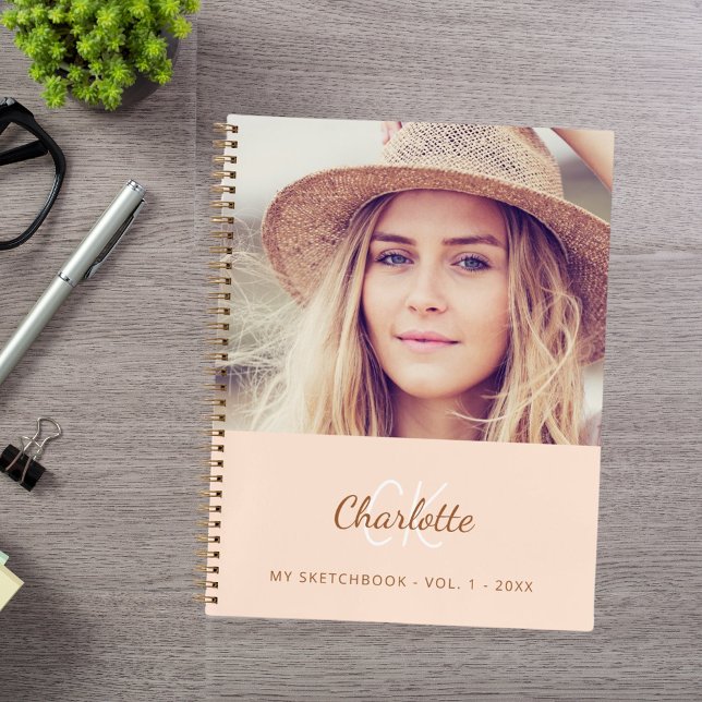 Monograma del libro de esbozo con foto de melocotó (Subido por el creador)