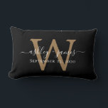 Monograma dorado Boda Fecha almohada lumbar negra<br><div class="desc">Elegante almohada de mantenimiento de bodas muestra sus nombres en caligrafía de escritura manuscrita de moda blanca y su elegante monograma dorado en un fondo negro. Simplemente agregue sus nombres, monograma y fecha de boda. Un gran regalo para una pareja recién casada. Diseñado exclusivamente para usted por Happy Dolphin Studio....</div>