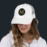 Monograma dorado sombrero inicial de camionero bla<br><div class="desc">Muestra tu estilo personal con este moderno sombrero de camionero, con un impresionante diseño de monograma. El círculo negro y el oro inicial crean un contraste elegante, lo que lo convierte en un accesorio perfecto para cualquier tipo de organización, reunión familiar o evento de negocios. No hay mínimos, la mayoría...</div>