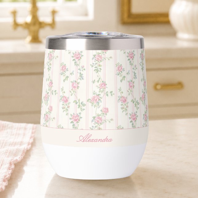 Monograma floral de rosa rosa personalizada (elegant grandmillennial coquette pink rose floral wine tumbler with custom monogram name)