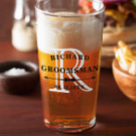 Monograma Groomsman de Bow blanco negro Boda<br><div class="desc">Vapor de cerveza para sus padrinos donde usted puede personalizar el vaso de cerveza con el nombre de su novio y la fecha en negro sobre su inicial en blanco con un separador de corbata de arco.</div>