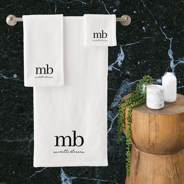 Monograma inicial de moda en blanco negro moderno (Modern Black White Trendy Script Initial Monogram Bath Towel Set)