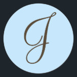 Monograma J marrón en etiqueta de favor azul claro<br><div class="desc">Los Regalos de Monograma tienen una enorme selección de sellos de correo USPS personalizables, pegatinas de sello para sobres, tarjetas de felicitación, camisetas, gorras, botones, imanes y mucho más. Estos monogramas son geniales para enviar invitaciones a bodas, invitaciones a la Fiesta del Aniversario, anuncios de graduación y fiestas de cumpleaños...</div>