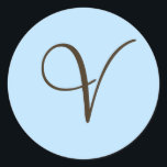 Monograma marrón V en etiqueta de favor azul claro<br><div class="desc">Los Regalos de Monograma tienen una enorme selección de sellos de correo USPS personalizables, pegatinas de sello para sobres, tarjetas de felicitación, camisetas, gorras, botones, imanes y mucho más. Estos monogramas son geniales para enviar invitaciones a bodas, invitaciones a la Fiesta del Aniversario, anuncios de graduación y fiestas de cumpleaños...</div>