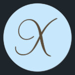 Monograma marrón X en etiqueta de favor azul claro<br><div class="desc">Los Regalos de Monograma tienen una enorme selección de sellos de correo USPS personalizables, pegatinas de sello para sobres, tarjetas de felicitación, camisetas, gorras, botones, imanes y mucho más. Estos monogramas son geniales para enviar invitaciones a bodas, invitaciones a la Fiesta del Aniversario, anuncios de graduación y fiestas de cumpleaños...</div>