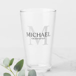 Monograma masculino personalizado y Groomsmen de n<br><div class="desc">Añada un toque personal a su boda con un vaso de rompeolas personalizado. Este cristal presenta el nombre personalizado del groomsman con título en gris y monograma en gris claro como fondo, en estilo clásico de tipo de letra serif. También perfecto para el mejor hombre, padre de la novia, portador...</div>