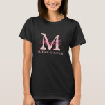 Monograma matrona de honor camisetas | rosa y negr<br><div class="desc">Matrícula de honor en monograma personalizada para camisetas | colores rosa y negro. Tees monogramados con nombre personalizado en texto de guión elegante. Personaliza para novia, dama de honor, chica de flores, dama de honor, matrona de honor, madre de la novia, etc. Una idea muy acertada para la fiesta de...</div>