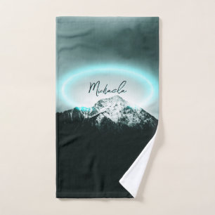 Monograma misterioso de neón azul de montaña nevad