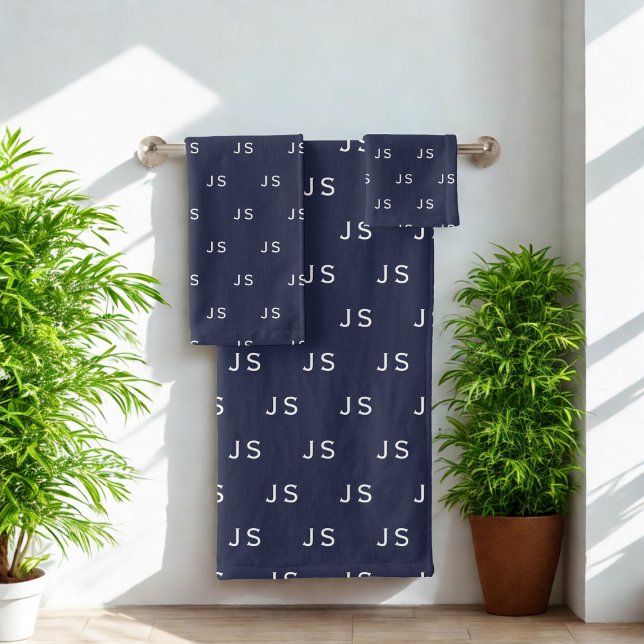 Monograma Patrón Toalla de baño azul de media noch (A midnight blue bath towel set with space for your initials. )