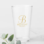 Monograma personalizado de oro y dama de honor<br><div class="desc">Clásico Glass de la Bridesmaid Personalizada en Blanco y Oro con monograma personalizado en estilo de letra de guión elegante en oro con el nombre y título de la dama de honor en estilo de letra serif clásico en oro. También perfecto para la criada de honor, madre de la novia...</div>