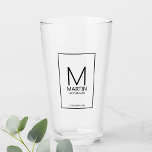 Monograma personalizado moderno y Groomsmen de nom<br><div class="desc">Añada un toque personal a su boda con un vaso de rompeolas personalizado. Este cristal presenta un monograma personalizado del groomsman y su nombre con el título y la fecha boda en negro moderno estilo sans serif. También perfecto para el mejor hombre,  padre de la novia y más.</div>