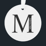 Monograma personalizado y ornamento de nombres<br><div class="desc">El Monograma y Diseño de Nombre Personalizados presenta un monograma y un nombre personalizados en el estilo clásico de tipo de letra serif. Ideal para bodas,  vacaciones,  reuniones familiares y para cualquier ocasión especial.</div>