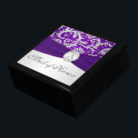 Monograma púrpura, caja de trinquete de plata Dama<br><div class="desc">Este patrón de damasco de gran tamaño de personalizable morado y plata Maid of Honor jewelry box con una cinta FAUX y broche con joyas tiene un lugar para que usted lo personalize con el monograma de su empleada doméstica de honor u otro asistente de boda. Si tiene alguna solicitud...</div>