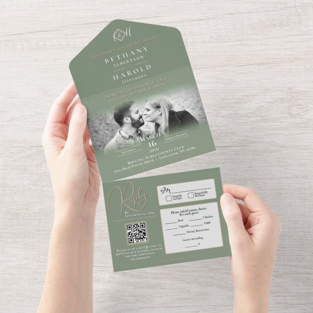 Monograma sabio todo en una invitación de matrimon (desgarro)