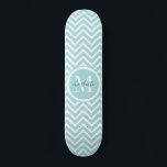 Monograma Skateboard | Chevron verde azul Pastel<br><div class="desc">Dulce y bonito patrón de chevron o zigzag azul pastel y patineta monograma personalizada personalizado. Un gran regalo para un chica que ama el patinaje.</div>