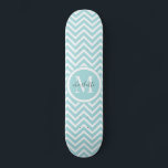 Monograma Skateboard | Chevron verde azul Pastel<br><div class="desc">Dulce y bonito patrón de chevron o zigzag azul pastel y patineta monograma personalizada personalizado. Un gran regalo para un chica que ama el patinaje.</div>