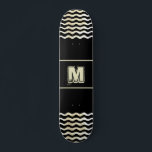 Monograma Skateboard con olas en negro<br><div class="desc">Este patinador personalizable viene con un monograma y ondas digitales abstractas a cada lado. El tipo de letra,  el tamaño y el color del monograma pueden cambiarse. El fondo es negro,  pero también puedes cambiarlo. Patinaje moderno.</div>
