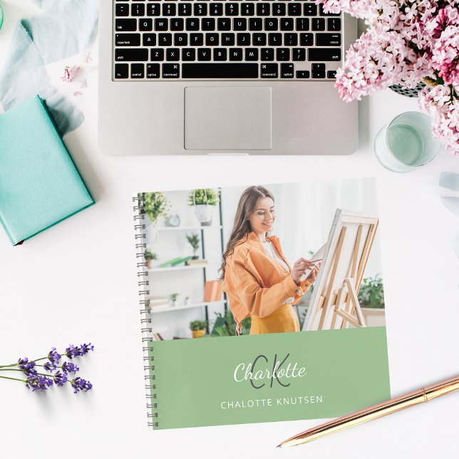 Monograma verde del libro de dibujos (Subido por el creador)