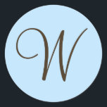 Monograma W marrón en etiqueta de favor azul claro<br><div class="desc">Los Regalos de Monograma tienen una enorme selección de sellos de correo USPS personalizables, pegatinas de sello para sobres, tarjetas de felicitación, camisetas, gorras, botones, imanes y mucho más. Estos monogramas son geniales para enviar invitaciones a bodas, invitaciones a la Fiesta del Aniversario, anuncios de graduación y fiestas de cumpleaños...</div>