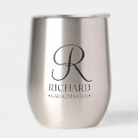 Monograma y nombre del Groomsman personalizado<br><div class="desc">Elegante Regalos Groomsman personalizados con un monograma personalizado en un estilo de letra negro elegante con el nombre y el título del groomsman en un estilo clásico de letra serif. También perfecto para el mejor hombre, padre de la novia, dama de honor, chica de flores, madre de la novia y...</div>