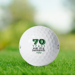 Monogramado de divertidas bolas de golf 70º cumple<br><div class="desc">Tu golfista que cumple 70 años se reirá de estas bolas de golf personalizadas. Presenta un diseño con un texto que dice "70 años y sigue balanceándose". (Puede cambiar el número a cualquier año y color según su elección.) Personalizar con iniciales, nombre o fecha monocroma. Ideal para un regalo o...</div>