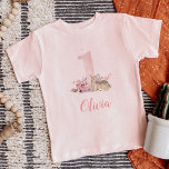 Monogramado el primer cumpleaños del Pequeño Venad<br><div class="desc">Nombra personalizada de camisas de bebé o traje de bebé para la fiesta de primer cumpleaños de su bebé o fotos de batidos de pastel. Este dulce diseño cuenta con una acuarela rosa dulce número uno rodeada de flores de boho y un ciervo. ¡Perfecto para una fantástica fiesta de cumpleaños...</div>