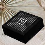Monogramando cajas de joyas en negro para hombres<br><div class="desc">Las joyas de los hombres de buen aspecto pueden ser difíciles de encontrar, pero aquí está seguro de que complacerá al hombre más discriminador. Esta caja de joyas masculina presenta un sorprendente patrón de pinstripe en blanco y negro con un monograma en el centro. Una joyería de hombres muy distintiva...</div>