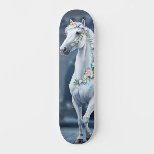 Monopatín de caballo blanco con flores
