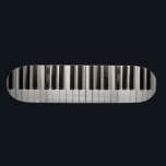 Monopatín del personalizado del teclado de piano<br><div class="desc">Si usted es un virtuoso o alguien del piano que saben jugar apenas los palillos,  usted está seguro de amar este monopatín blanco y negro del personalizado del teclado de piano.</div>