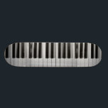 Monopatín del personalizado del teclado de piano<br><div class="desc">Si usted es un virtuoso o alguien del piano que saben jugar apenas los palillos,  usted está seguro de amar este monopatín blanco y negro del personalizado del teclado de piano.</div>