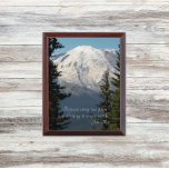 Montaje escénico de Rainier con placa de citas de<br><div class="desc">Placa de pared de madera que muestra una imagen pintoresca de árboles majestuosos,  nevados en el monte Rainier y siempre verdes,  junto con una inspiradora cita del naturalista John Muir que dice: "Entre cada dos pinos está la puerta de un nuevo mundo". Seleccione su tamaño de placa de pared.</div>