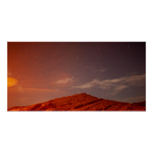 Montaña bajo el Poster del cielo rosa y borroso