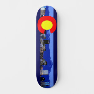 Montaña de bandera de Denver Colorado y Skateboard