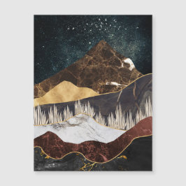 Montaña dorada de mármol bajo cielo estrellado