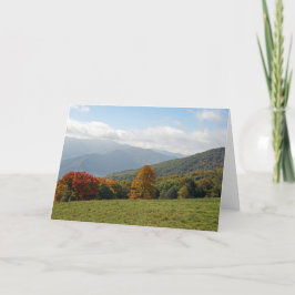 Montaña en tarjeta de nota del otoño