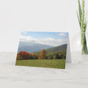 Montaña en tarjeta de nota del otoño